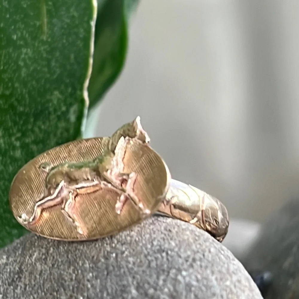 14k gold ring with horse and crosshatch background - Picture 9 of 17